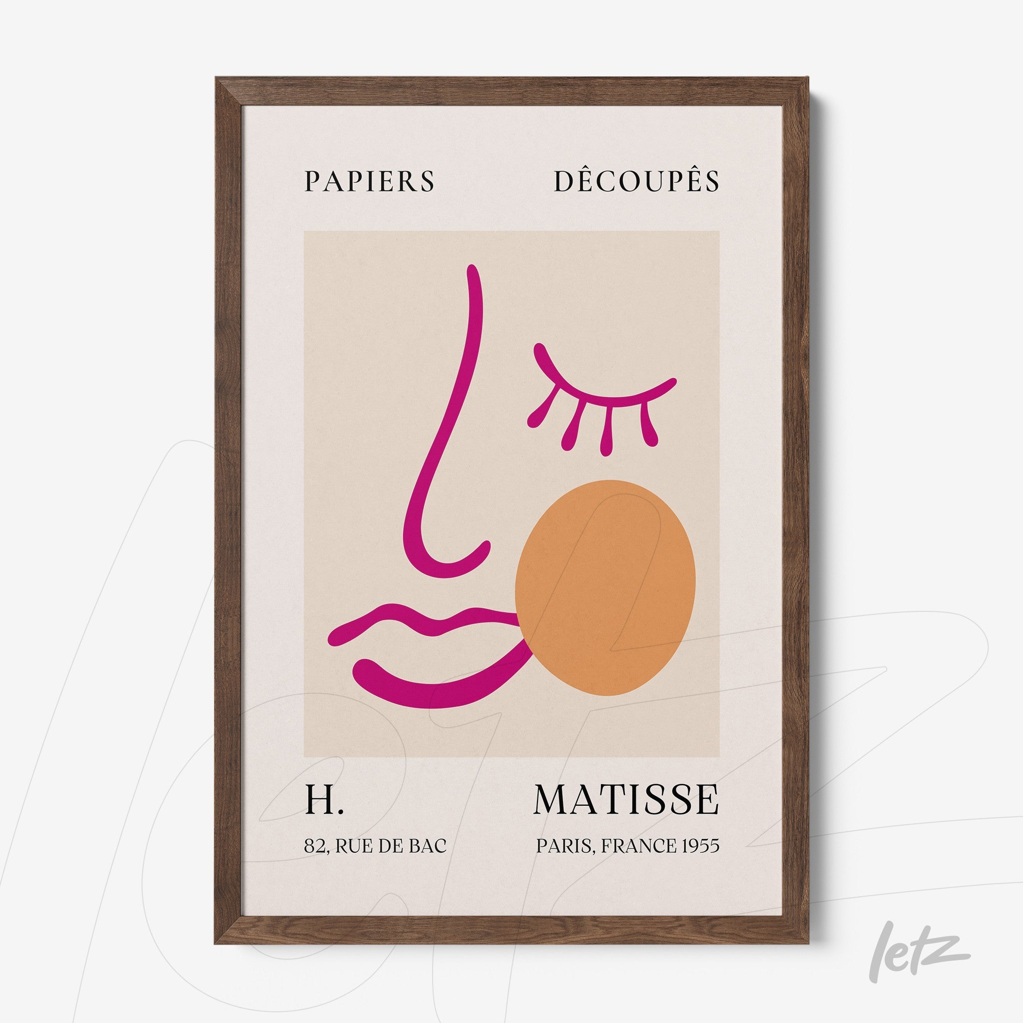 quadro com arte abstrata de rosto em cores vibrantes, com moldura de madeira escura