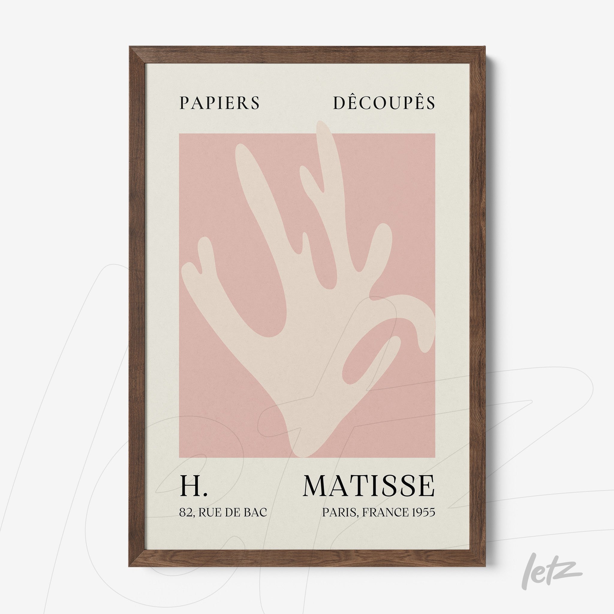 quadro com arte minimalista em tons pastel, retratando uma mão estilizada em fundo claro, com moldura de madeira escura