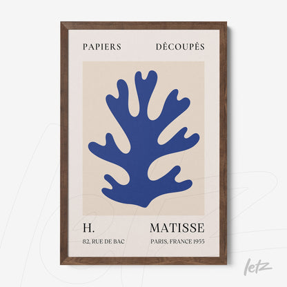 quadro com arte em estilo contemporâneo apresentando um desenho de coral azul sobre fundo claro, moldura de madeira escura