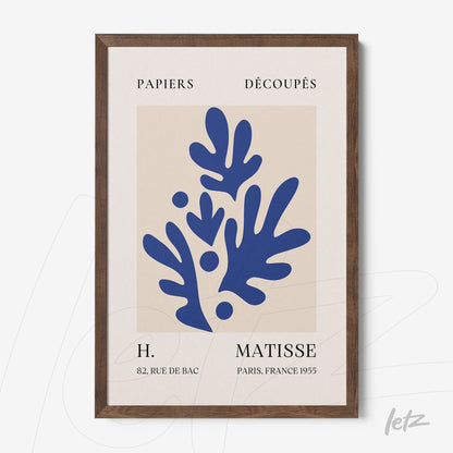 quadro decorativo com arte moderna em azul e detalhes em branco, moldura de madeira escura com texto que remete ao artista Matisse