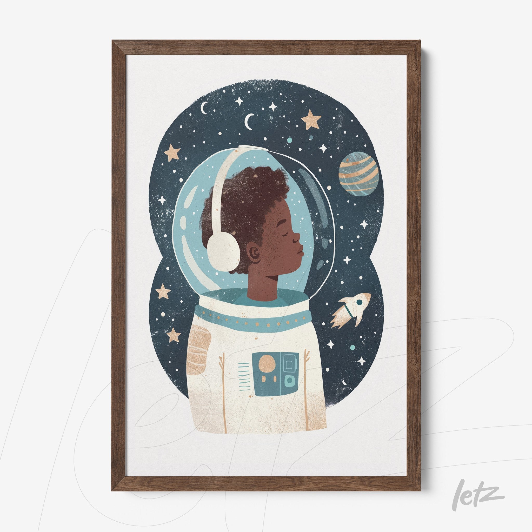 quadro com arte digital de menino astronauta com capacete espacial em moldura de madeira escura