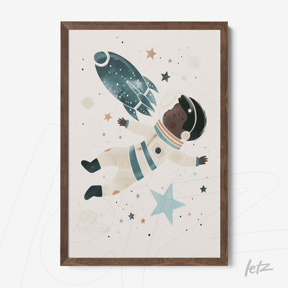quadro com arte infantil de astronauta negro flutuando no espaço, cercado por estrelas e um foguete, em moldura madeira escura