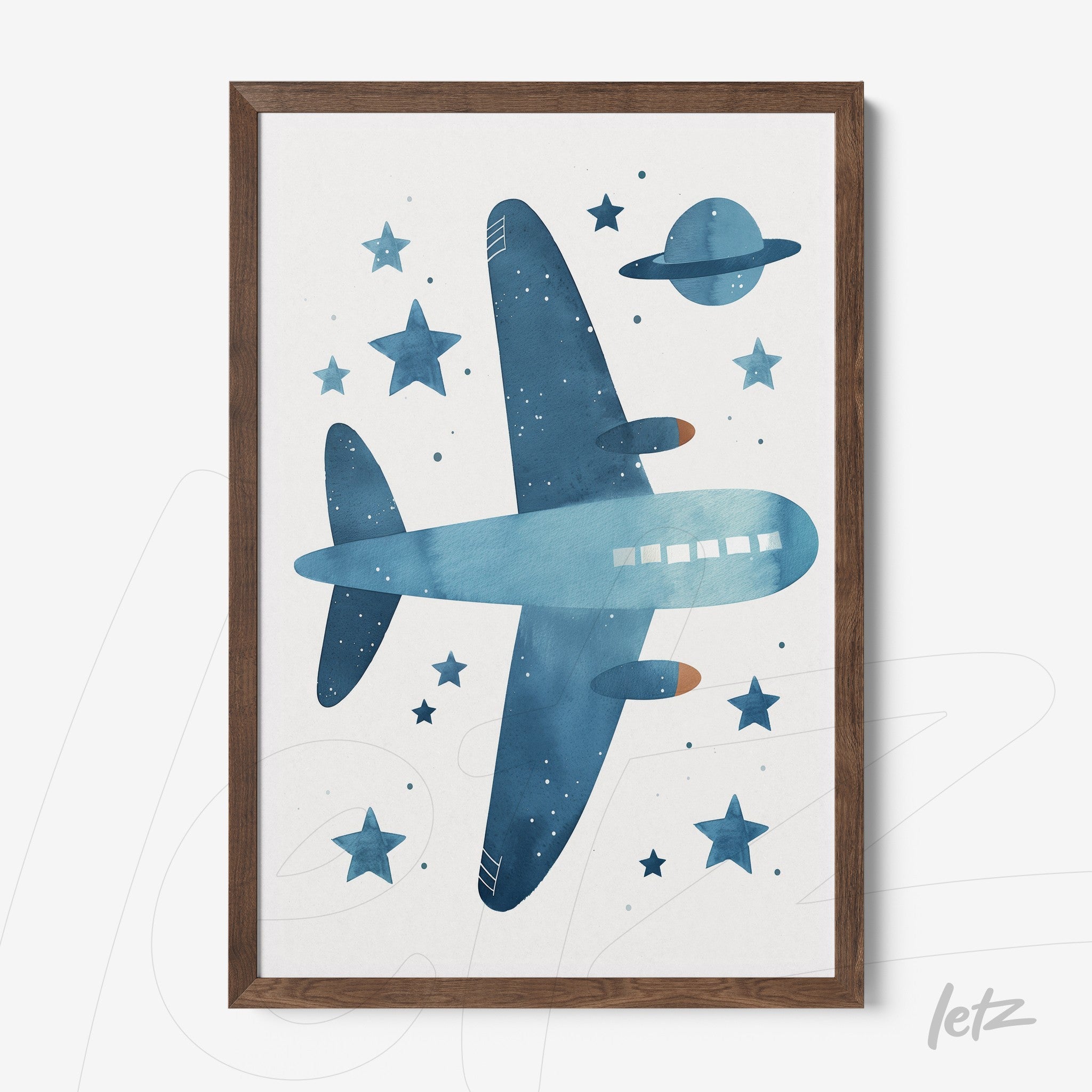 quadro com arte aquarela de um avião azul sobre fundo branco com estrelas e planeta, em moldura marrom