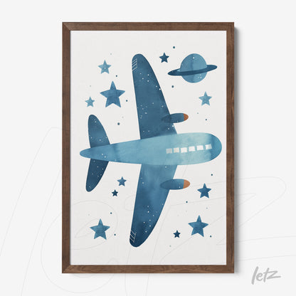 quadro com arte aquarela de um avião azul sobre fundo branco com estrelas e planeta, em moldura marrom