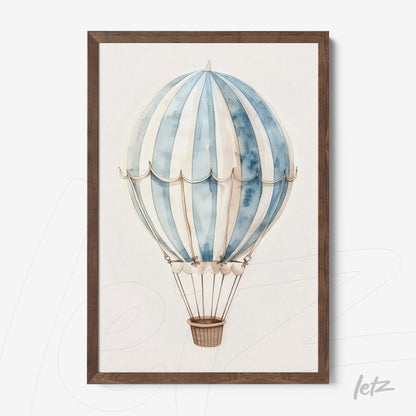 quadro com ilustração aquarelada de balão de ar quente em moldura de madeira escura