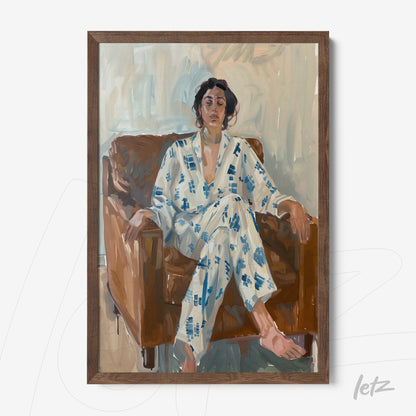 quadro com arte impressionista de mulher sentada em sofá marrom, vestindo pijama com padrões azuis
