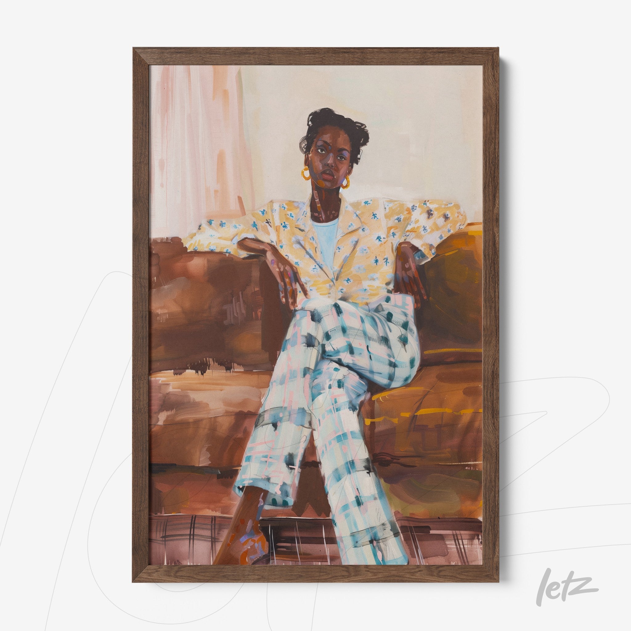 quadro com retrato de mulher sentada em sofá, usando blazer amarelo com estampa e calças quadriculadas, em moldura de madeira escura