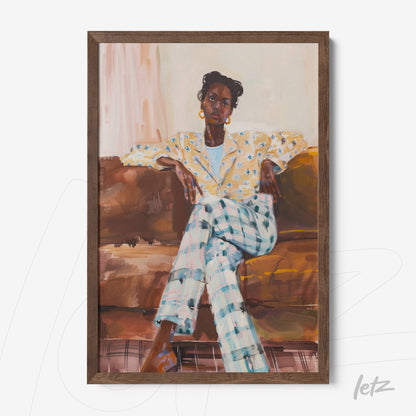quadro com retrato de mulher sentada em sofá, usando blazer amarelo com estampa e calças quadriculadas, em moldura de madeira escura