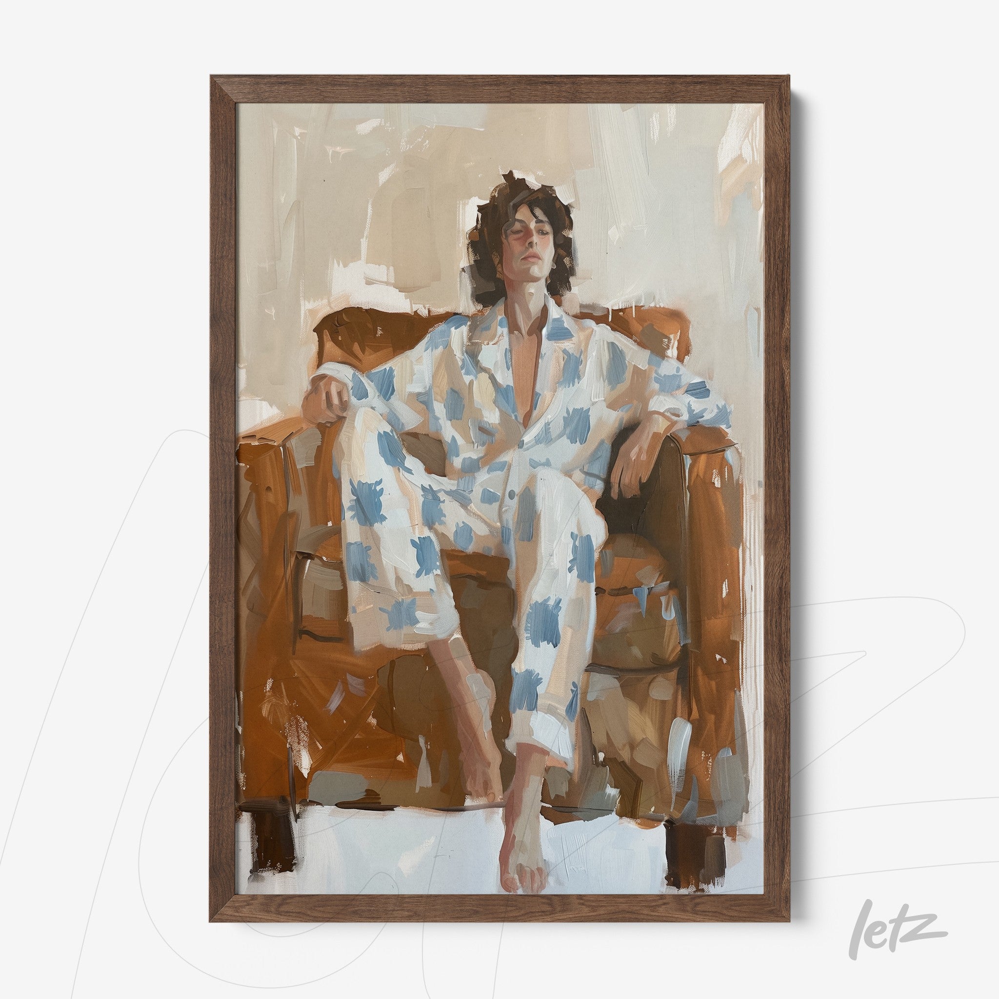 quadro com retrato de homem em sofá, vestindo pijama azul e branco, moldura de madeira clara