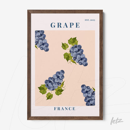 quadro com ilustrações de uvas em tons de azul sobre fundo rosa com moldura de madeira escura