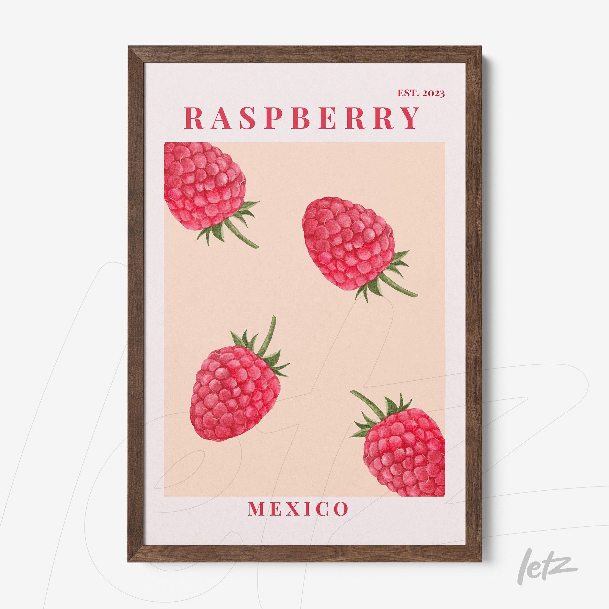 quadro com arte ilustrativa de framboesas em moldura de madeira escura com fundo rosa claro