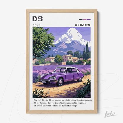 quadro com arte digital de carro Citroën DS 1969 em estilo pixelado, com moldura de madeira clara e fundo de paisagem rural com montanhas ao longe