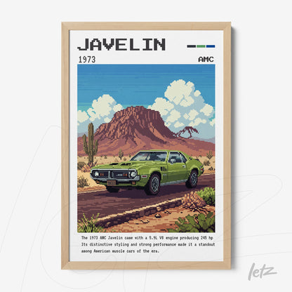 quadro com arte pixelada de um carro AMC Javelin 1973, em uma paisagem desértica com montanhas ao fundo, moldura de madeira clara