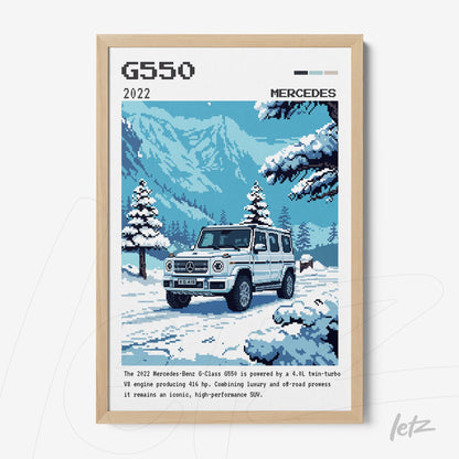 quadro com arte digital do veículo Mercedes-Benz G-Class G550 em ambiente nevada, moldura de madeira clara