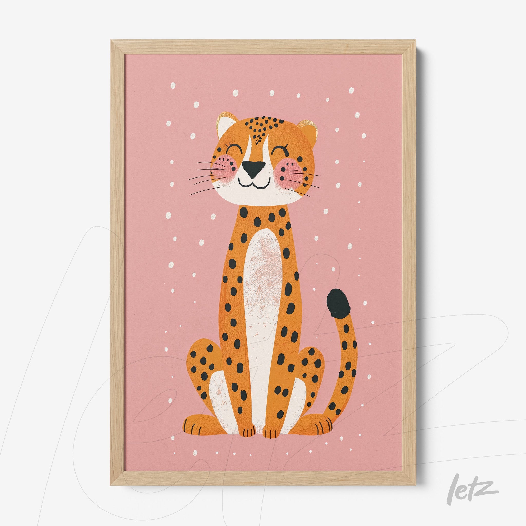 quadro com ilustração de um leopardo sorridente em fundo rosa com moldura de madeira clara