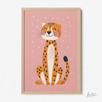 quadro com ilustração de um leopardo sorridente em fundo rosa com moldura de madeira clara