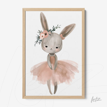 quadro com ilustração de coelha bailarina usando um vestido rosa, adornada com flores na cabeça, em moldura de madeira clara