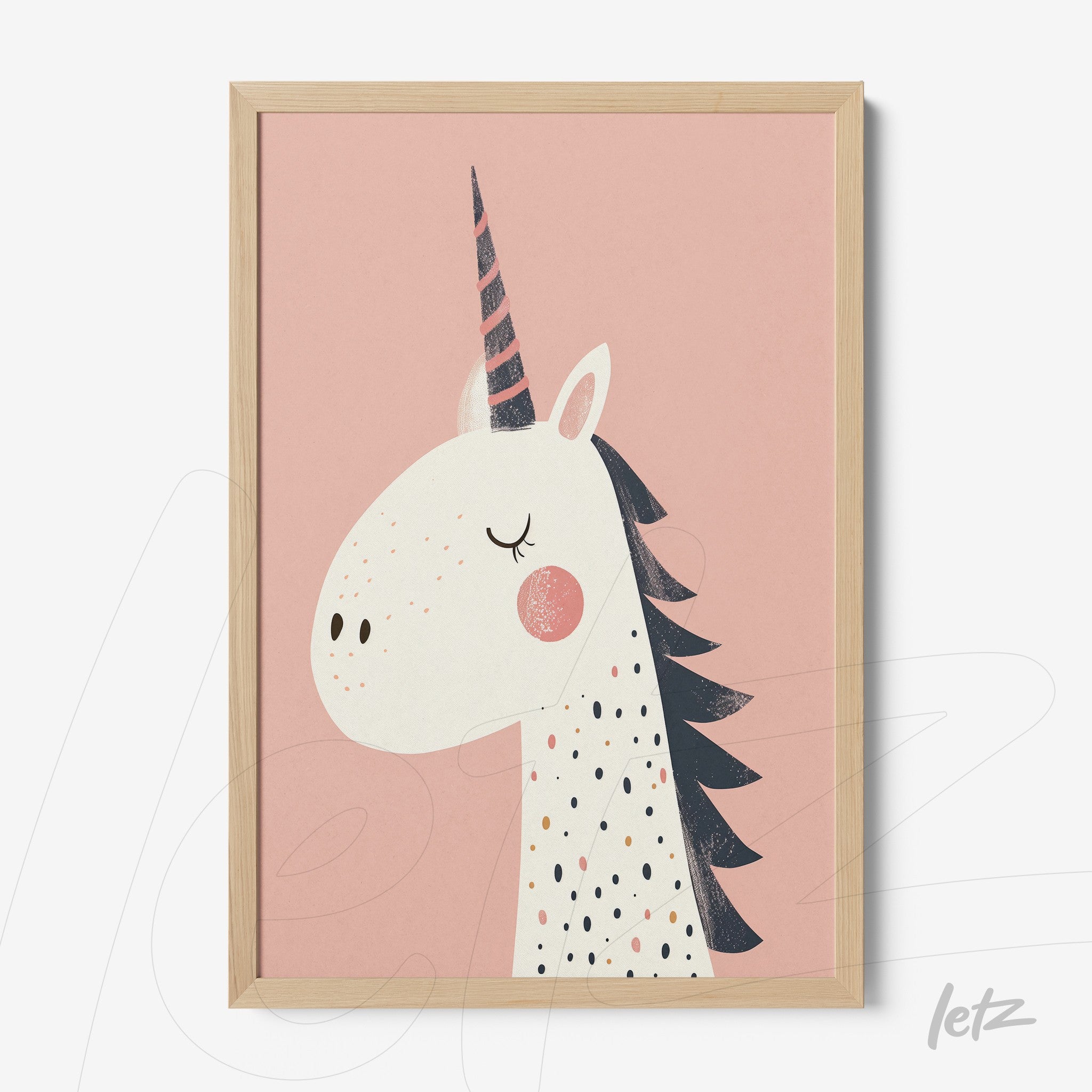 quadro com ilustração de unicórnio divertido em fundo rosa, moldura de madeira clara