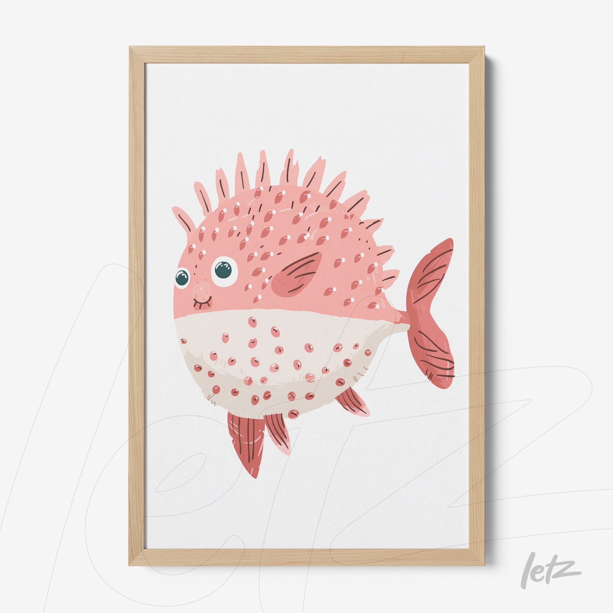 quadro com arte infantil de um peixe-fugu rosa com espinhos, moldura de madeira clara