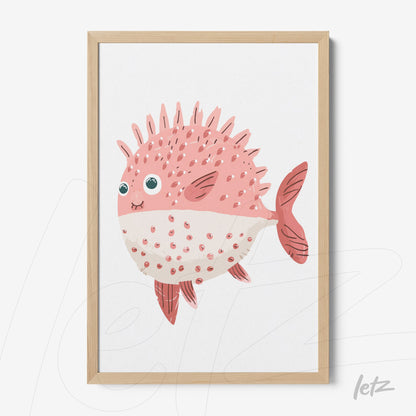 quadro com arte infantil de um peixe-fugu rosa com espinhos, moldura de madeira clara