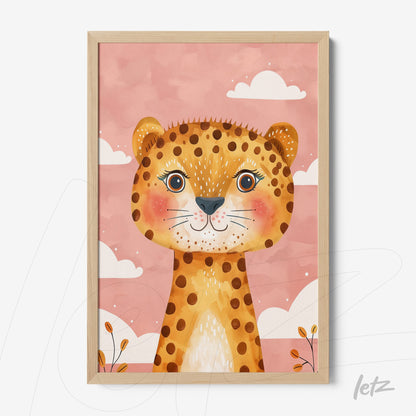 quadro com ilustração de leopardo estilizado em fundo rosa com nuvens brancas, moldura de madeira clara