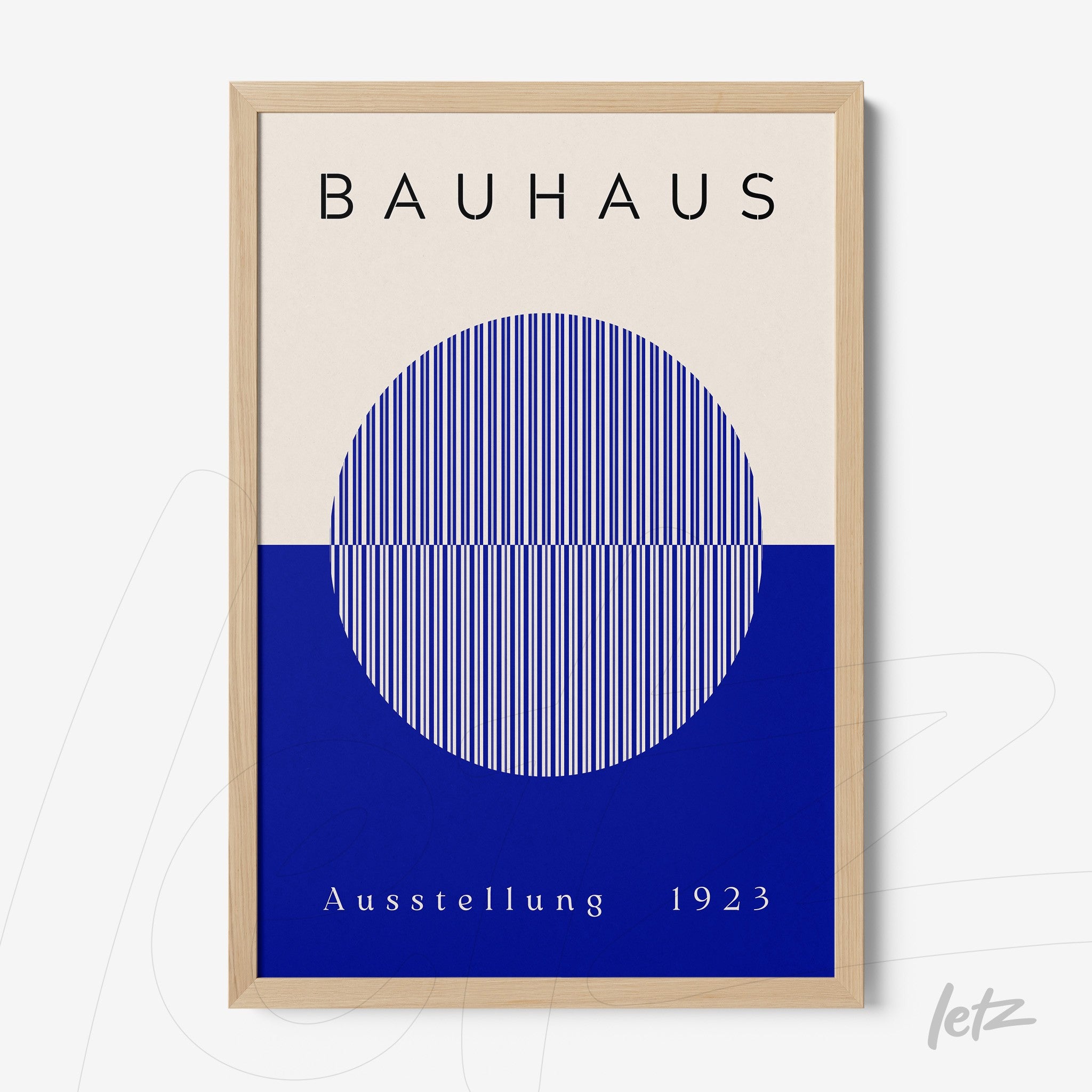 poster impresso com design geométrico estilo Bauhaus em fundo creme e azul com moldura de madeira clara