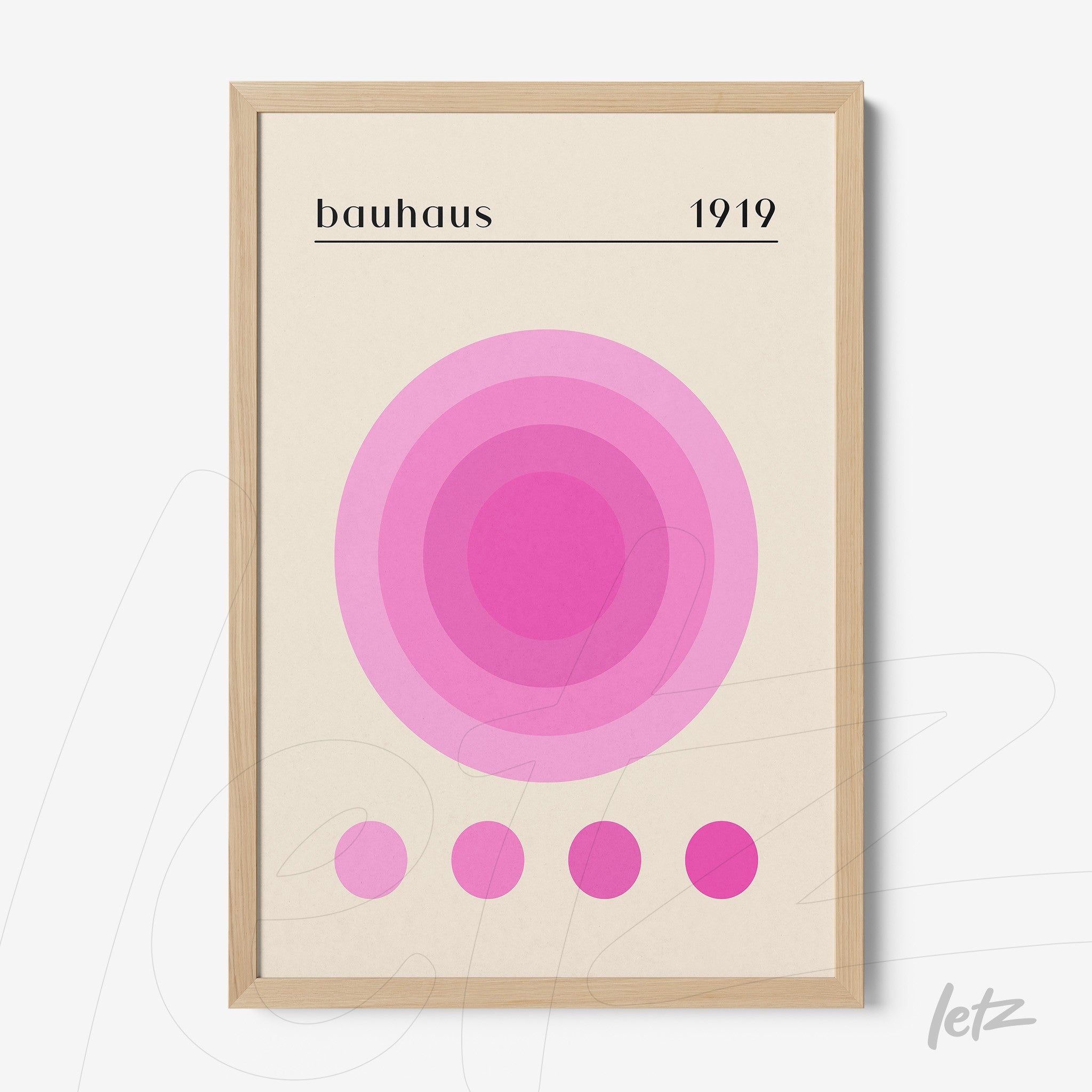 impressão de arte geométrica estilo bauhaus em tons rosados com moldura estreita de madeira clara