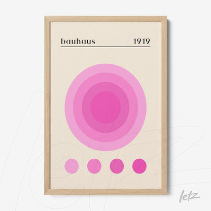impressão de arte geométrica estilo bauhaus em tons rosados com moldura estreita de madeira clara