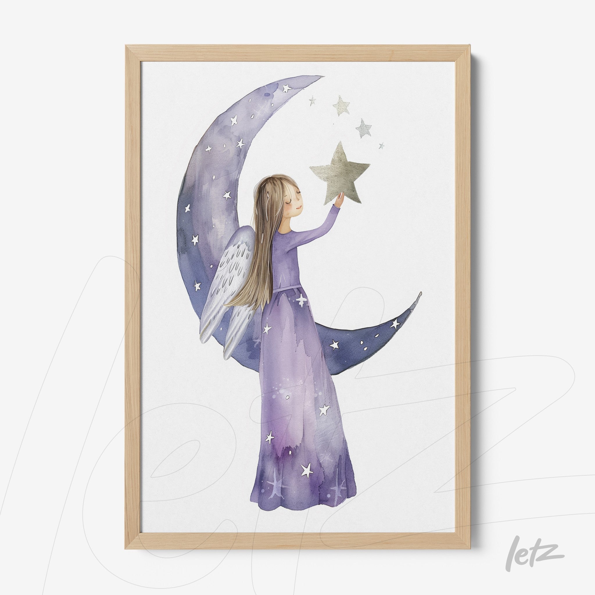quadro com arte de menina anja em vestido roxo segurando estrela com fundo de lua crescente e estrelas, moldura de madeira clara