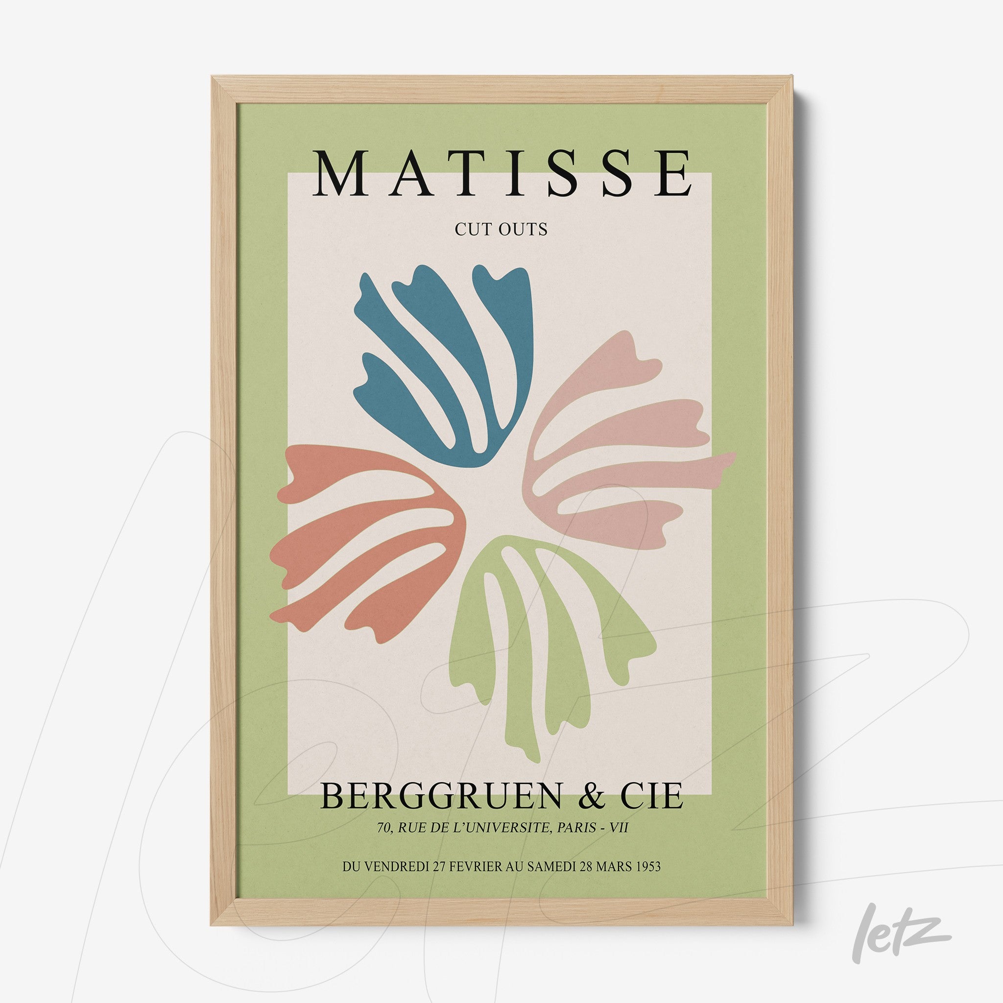 quadro decorativo com arte inspirada em Matisse em moldura de madeira clara, apresentando formas orgânicas em tons de azul, rosa e verde sobre fundo creme