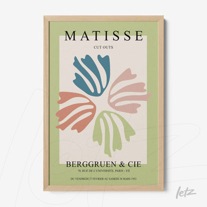 quadro decorativo com arte inspirada em Matisse em moldura de madeira clara, apresentando formas orgânicas em tons de azul, rosa e verde sobre fundo creme