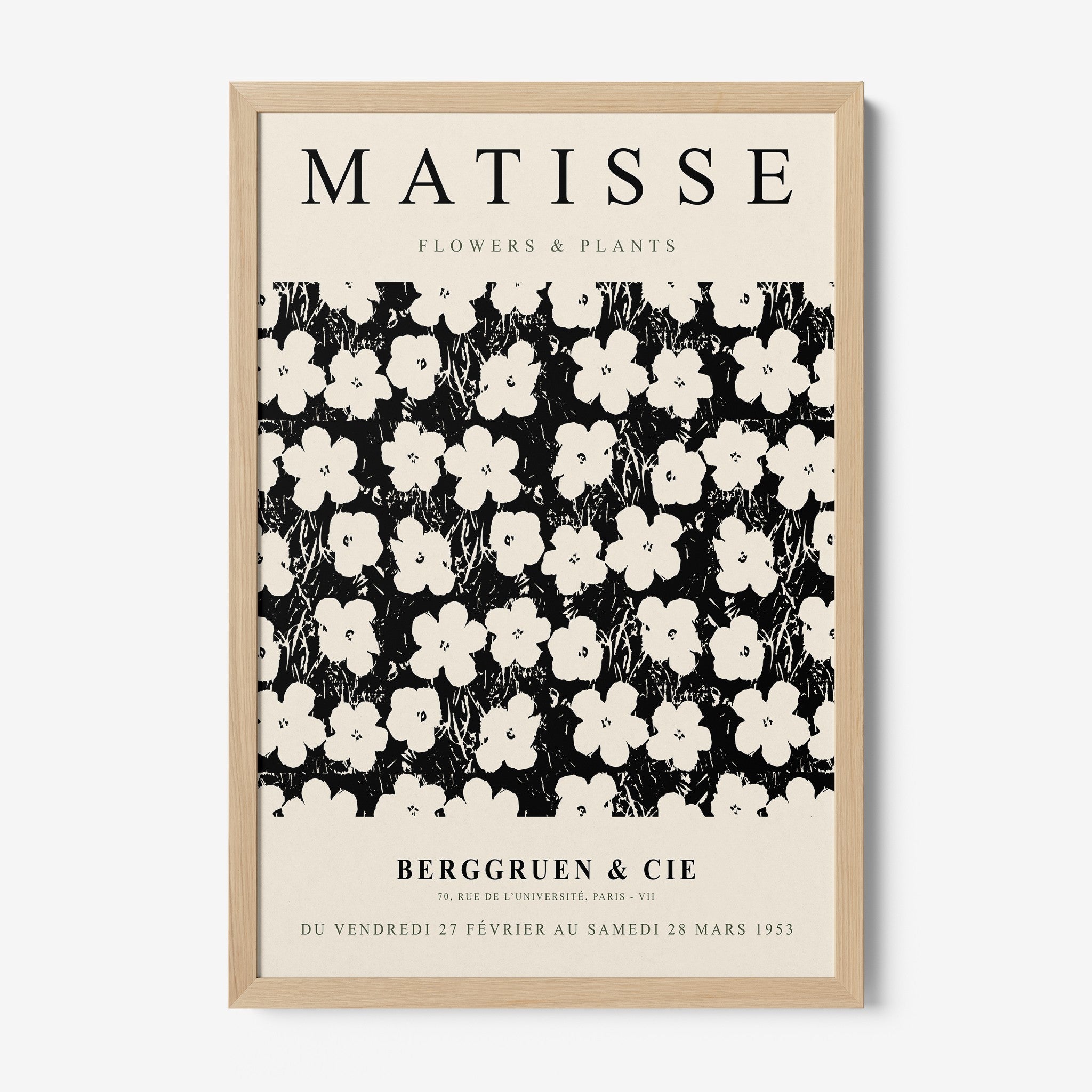 quadro com arte floral em preto e branco, moldura de madeira clara, fundo com padrões de flores estilizadas