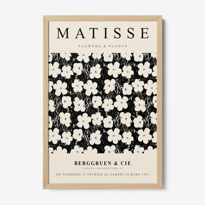 quadro com arte floral em preto e branco, moldura de madeira clara, fundo com padrões de flores estilizadas