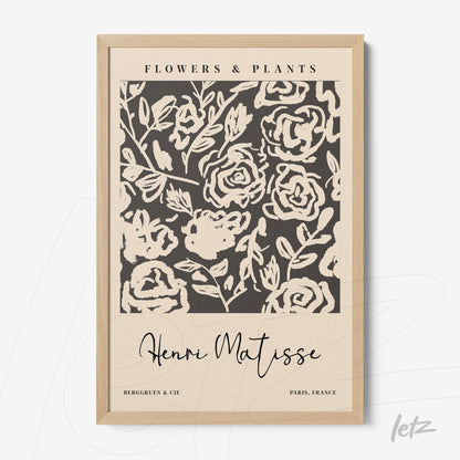 quadro com arte floral em fundo escuro e moldura de madeira clara com assinaturas de artista