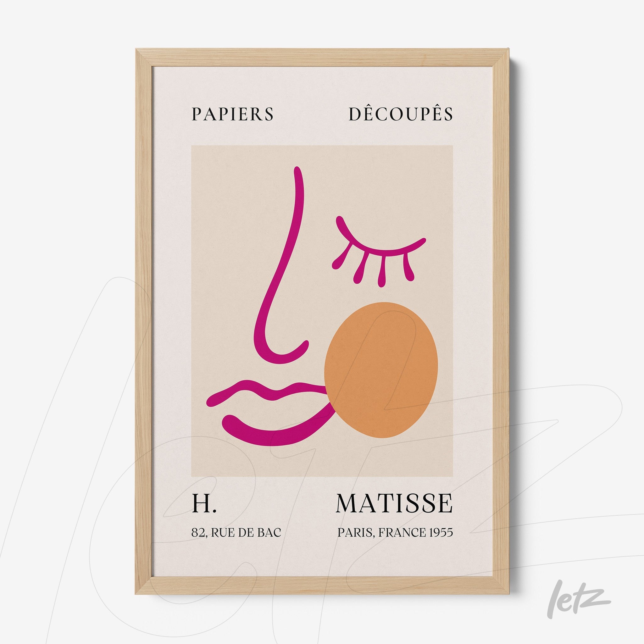 quadro com arte moderna de uma face estilizada em moldura de madeira clara