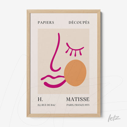 quadro com arte moderna de uma face estilizada em moldura de madeira clara