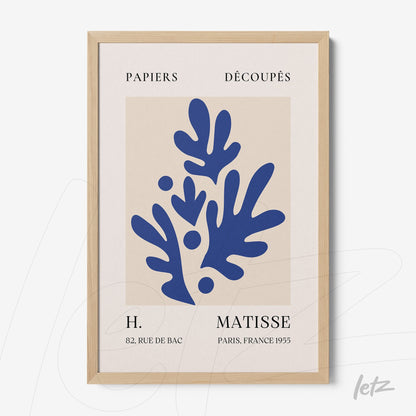 quadro com arte abstrata de folhas em azul sobre fundo claro, com moldura de madeira clara