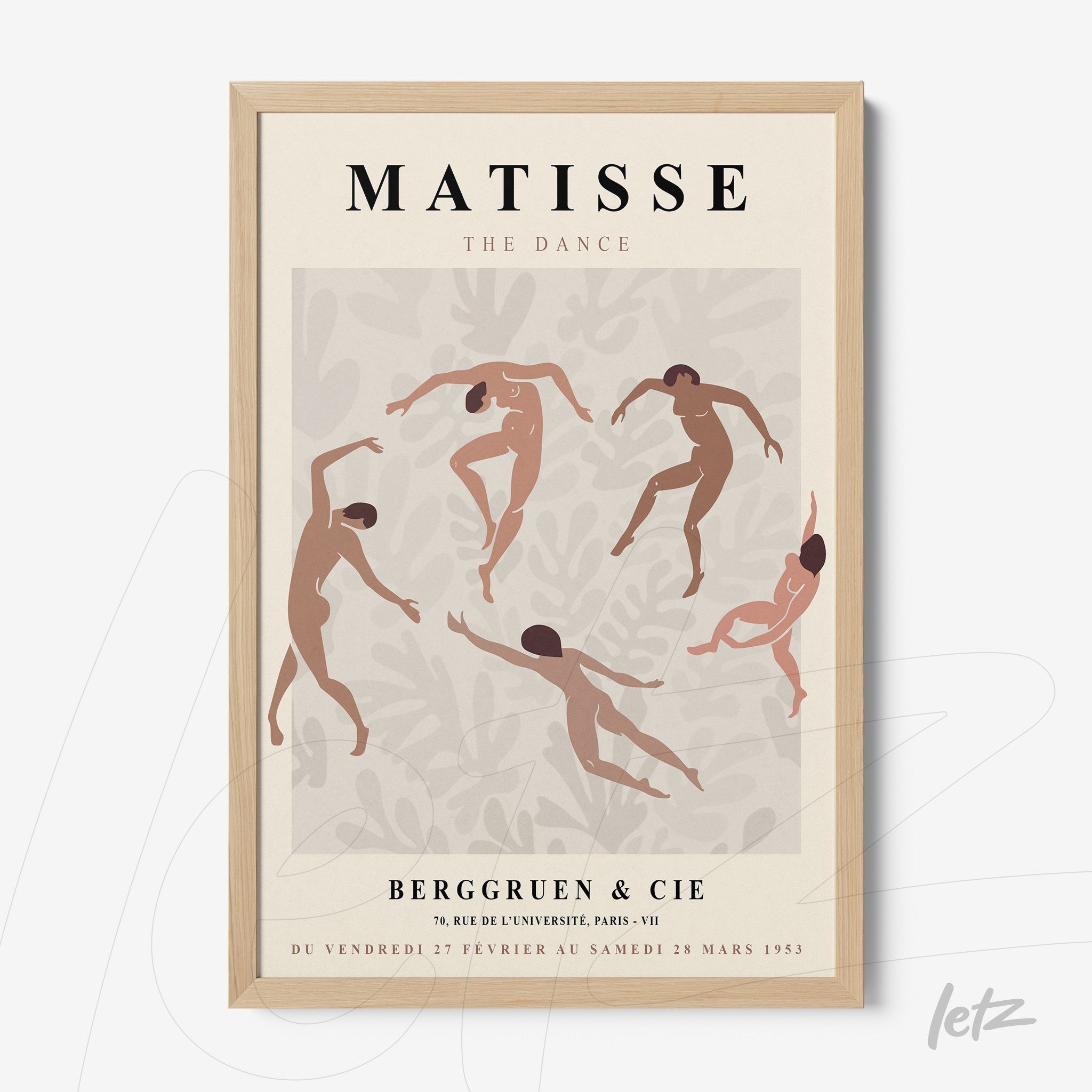 quadro com arte estilizada de dança de figuras femininas em moldura de madeira clara