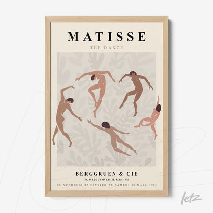 quadro com arte estilizada de dança de figuras femininas em moldura de madeira clara