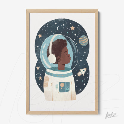 quadro com arte digital de menino astronauta em fundo espacial com planetas e estrelas, moldura de madeira clara