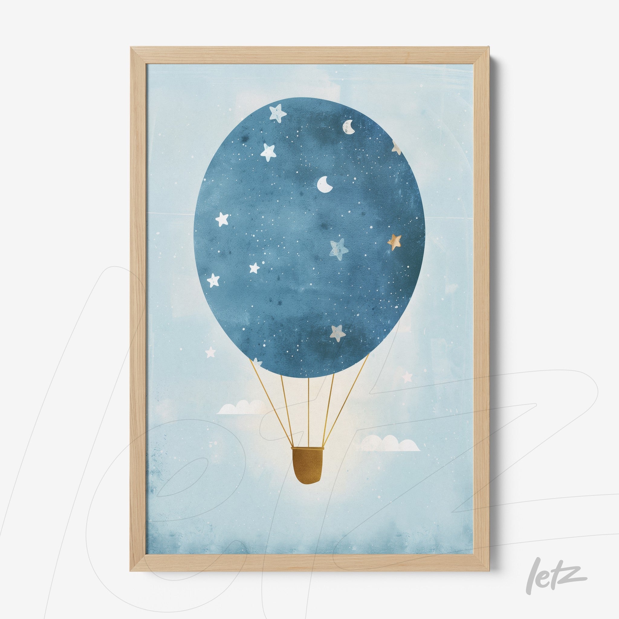 quadro com ilustração de balão de ar quente azul com estrelas em fundo claro, moldura de madeira clara