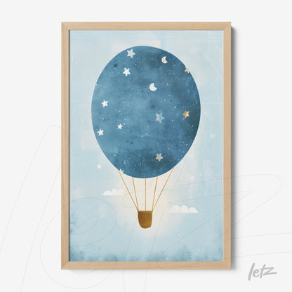 quadro com ilustração de balão de ar quente azul com estrelas em fundo claro, moldura de madeira clara