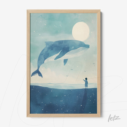 quadro emoldurado com ilustração de uma baleia azul sobre um fundo sereno com a lua cheia, retratando uma figura solitária na costa