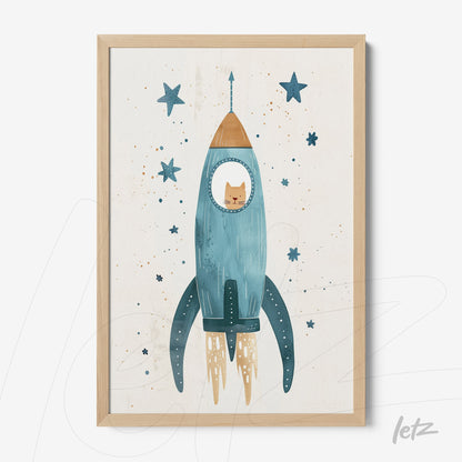 quadro com ilustração de foguete azul com estrelas e gato dentro, em moldura clara de madeira