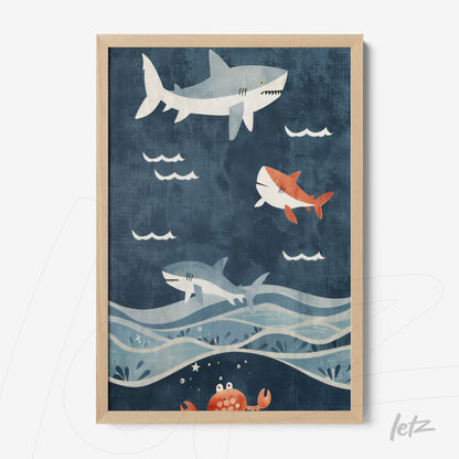 quadro com arte infantil de tubarões nadando sob fundo azul profundo em moldura de madeira clara