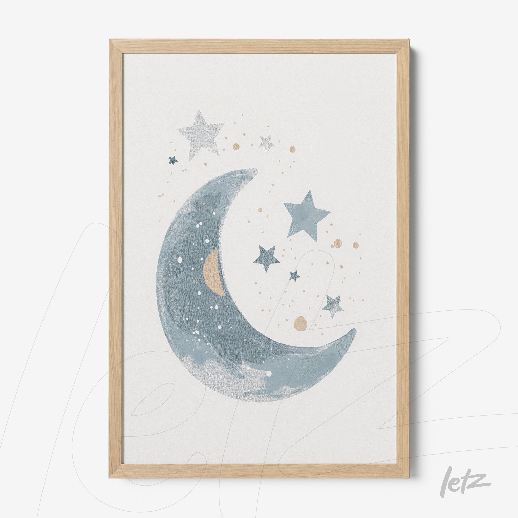 quadro com ilustração de lua azul claro e estrelas em moldura de madeira clara