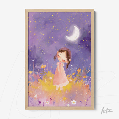 quadro com arte ilustrativa de menina em vestido rosa, cercada por flores em um campo sob um céu noturno estrelado e lua crescente, com moldura de madeira clara
