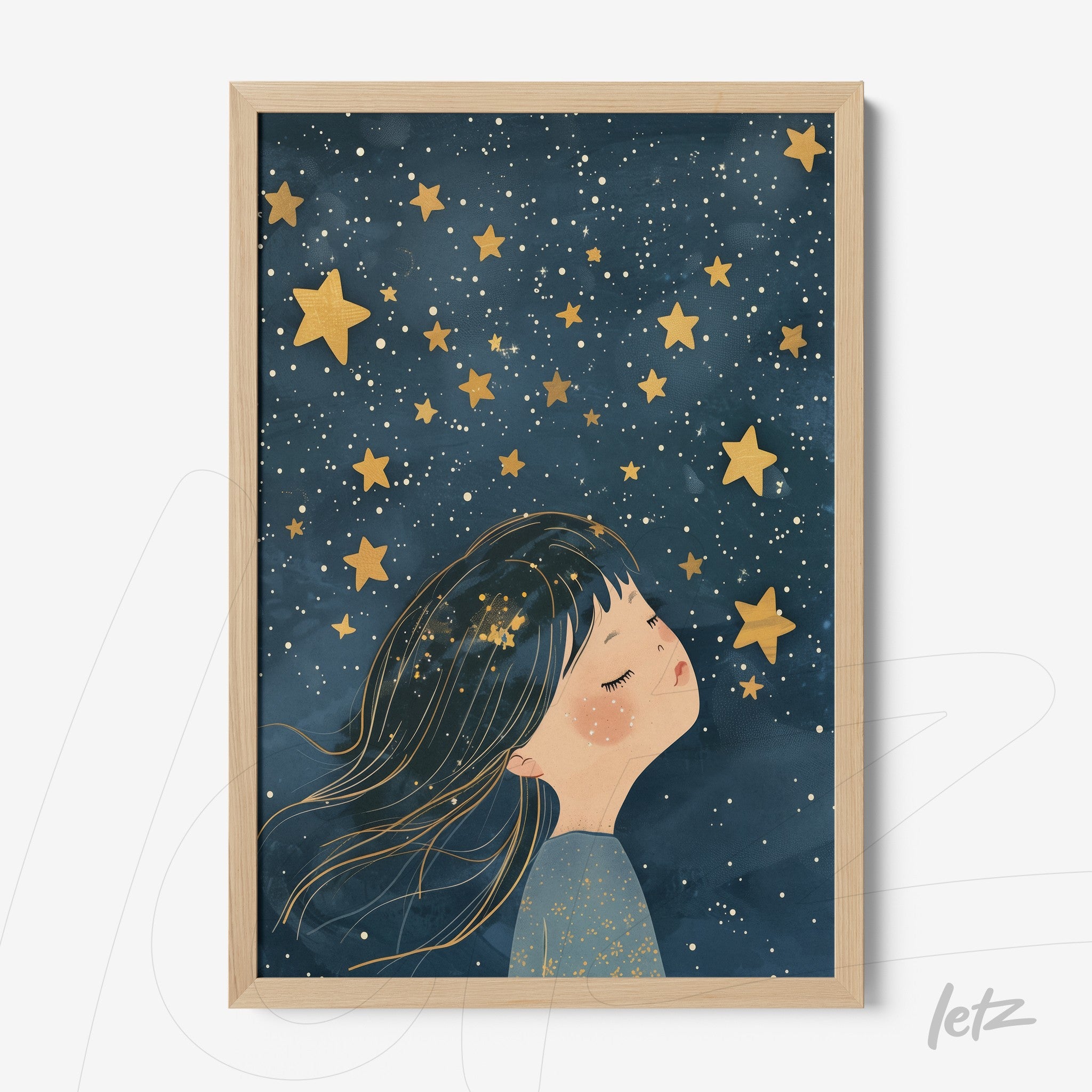 quadro com ilustração de menina sonhadora sob um céu estrelado em moldura de madeira clara