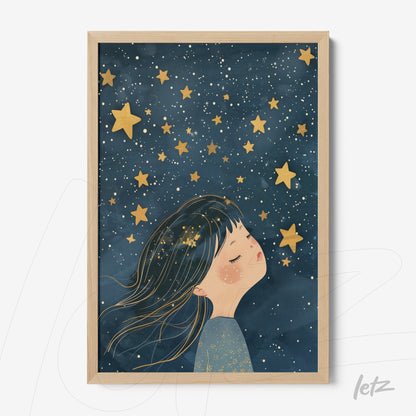quadro com ilustração de menina sonhadora sob um céu estrelado em moldura de madeira clara