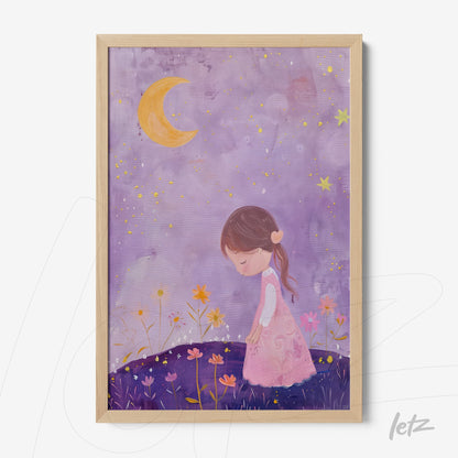 quadro com ilustração infantil de menina em vestido rosa em meio a flores coloridas sob um céu roxo com lua e estrelas, moldura de madeira clara